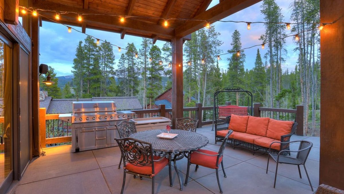 Outdoor living on upper level - Image 5