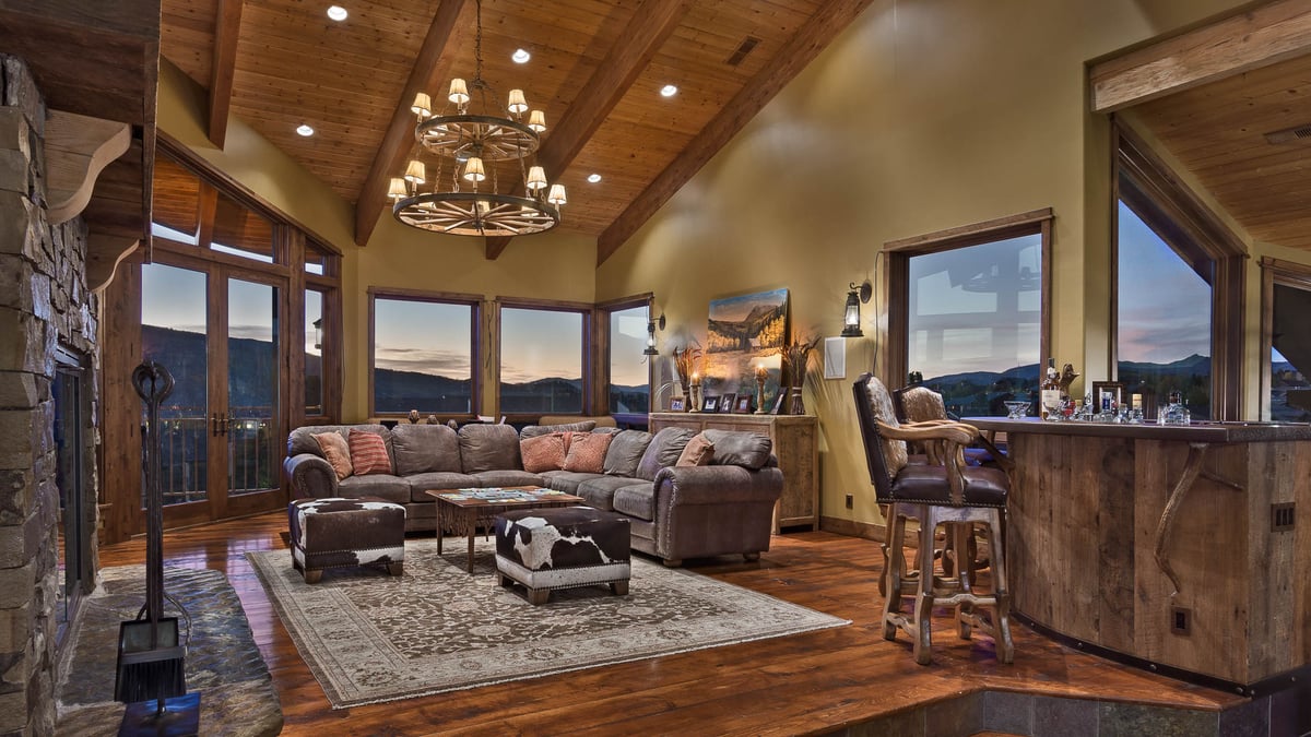 Spacious great room with views - Image 2