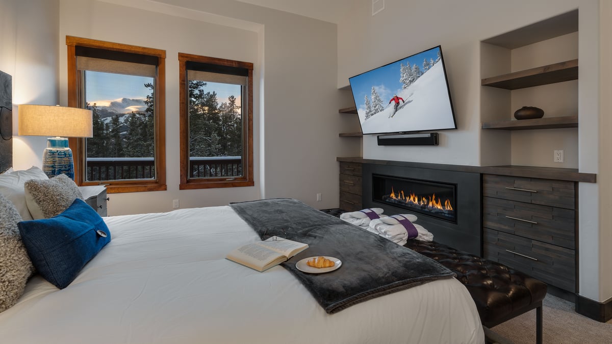 Primary suite with fireplace and mountain views - oxygen enrichment system - Image 10
