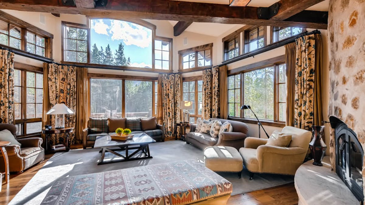 Great room with mountain views - Image 5