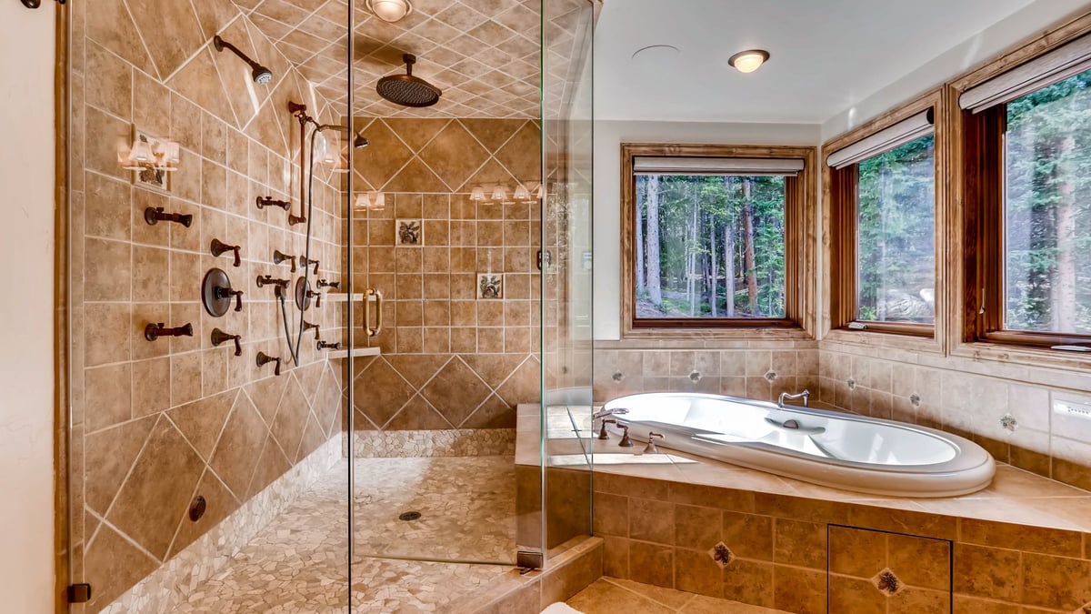 En suite bathroom for King bedroom with dual shower heads - Image 17