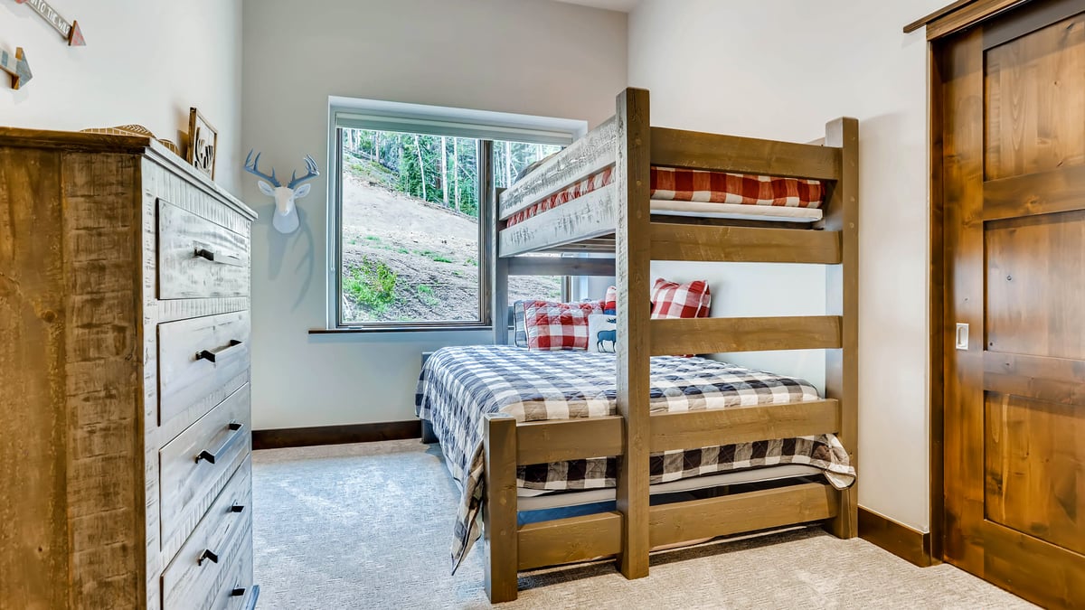 Bunk bedroom - Twin-over-Queen with Twin trundle bed on lower level - Image 26