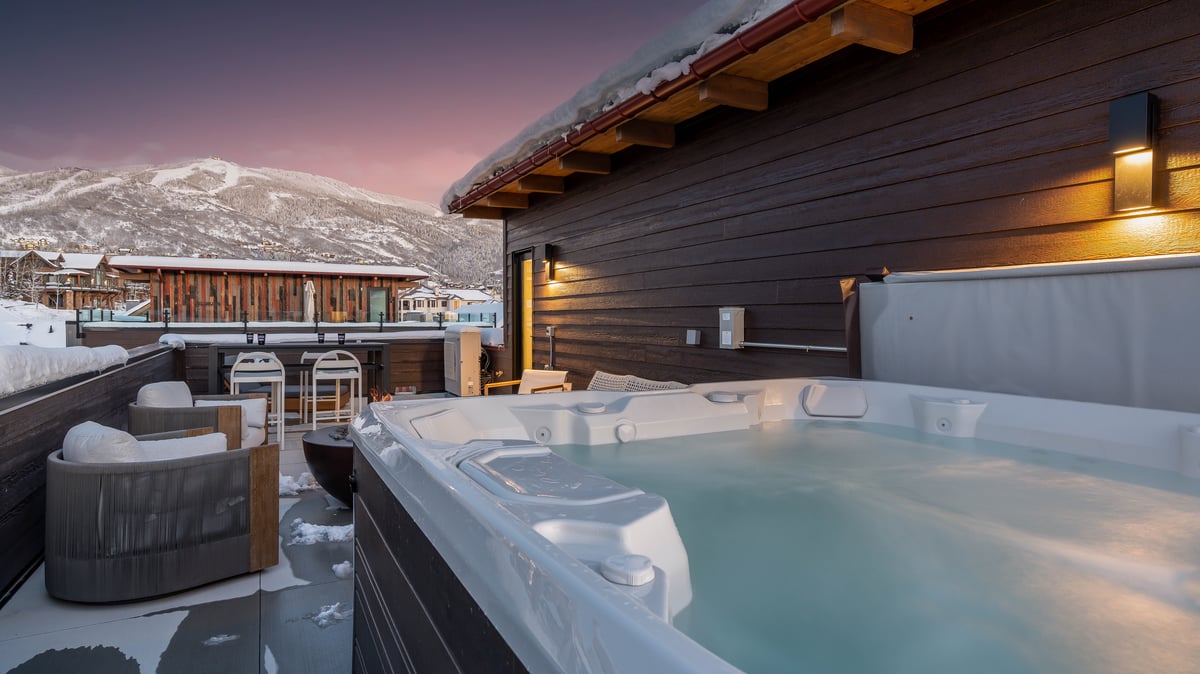 Hot tub with snowy Steamboat Resort - Image 4