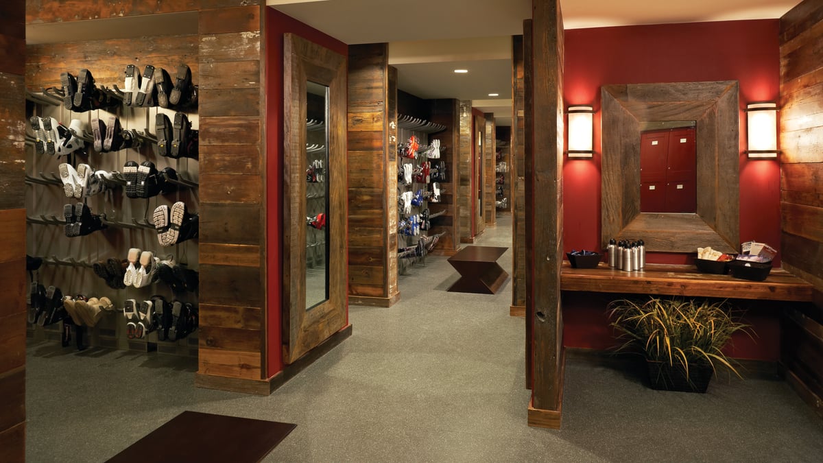 Locker room with boot dryers - Image 30