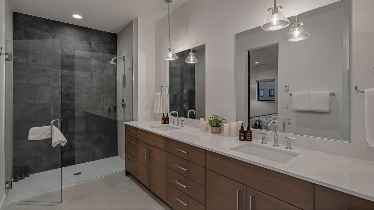 Primary king ensuite with his and hers sinks - Image 14
