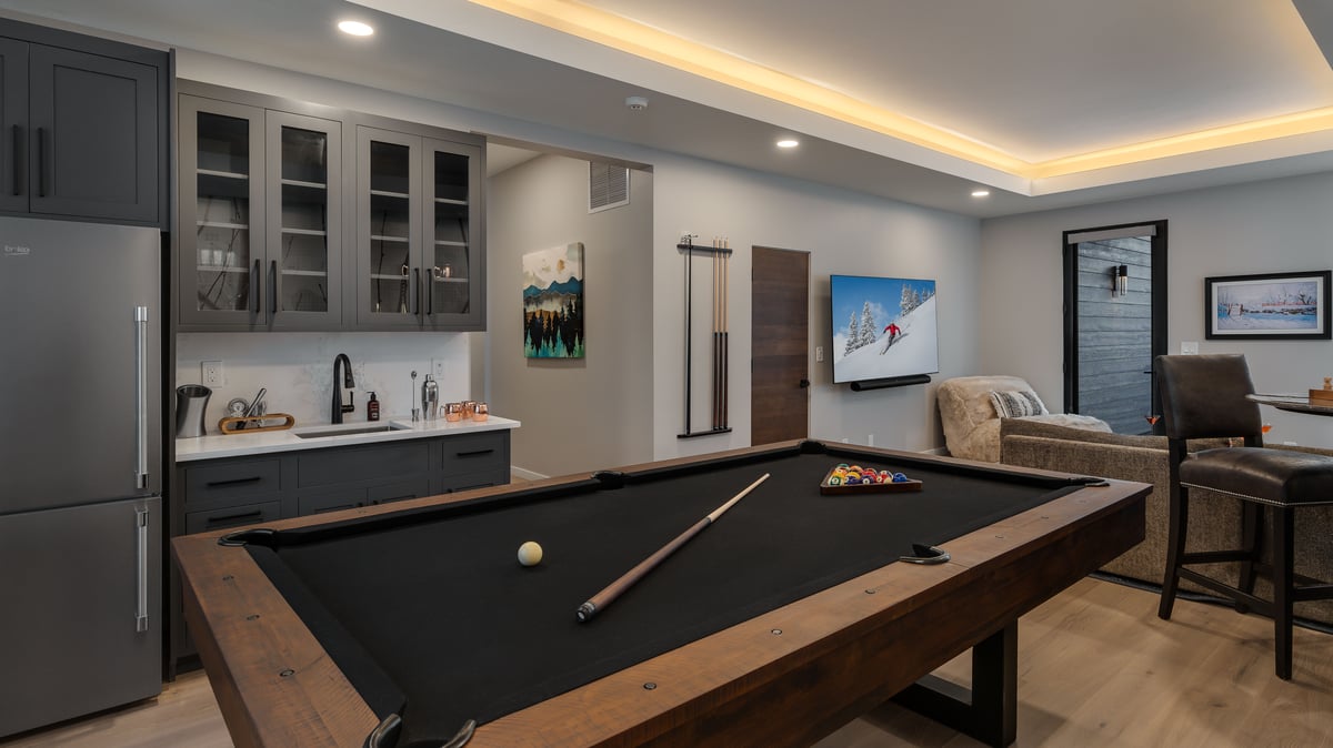 Family room with billiards, bar, and TV on lower level - Image 12