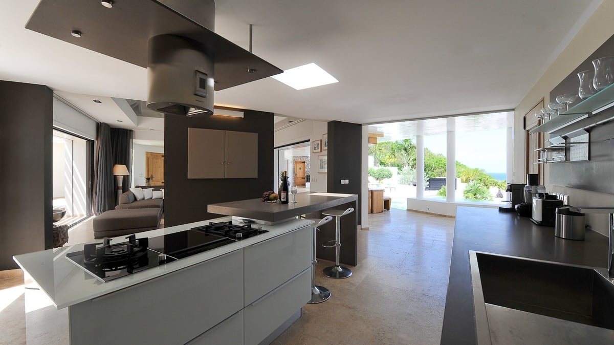 Kitchen: Modern and fully-equipped kitchen with stainless steel appliances, De Dietrich hobs, Siemen - Image 41