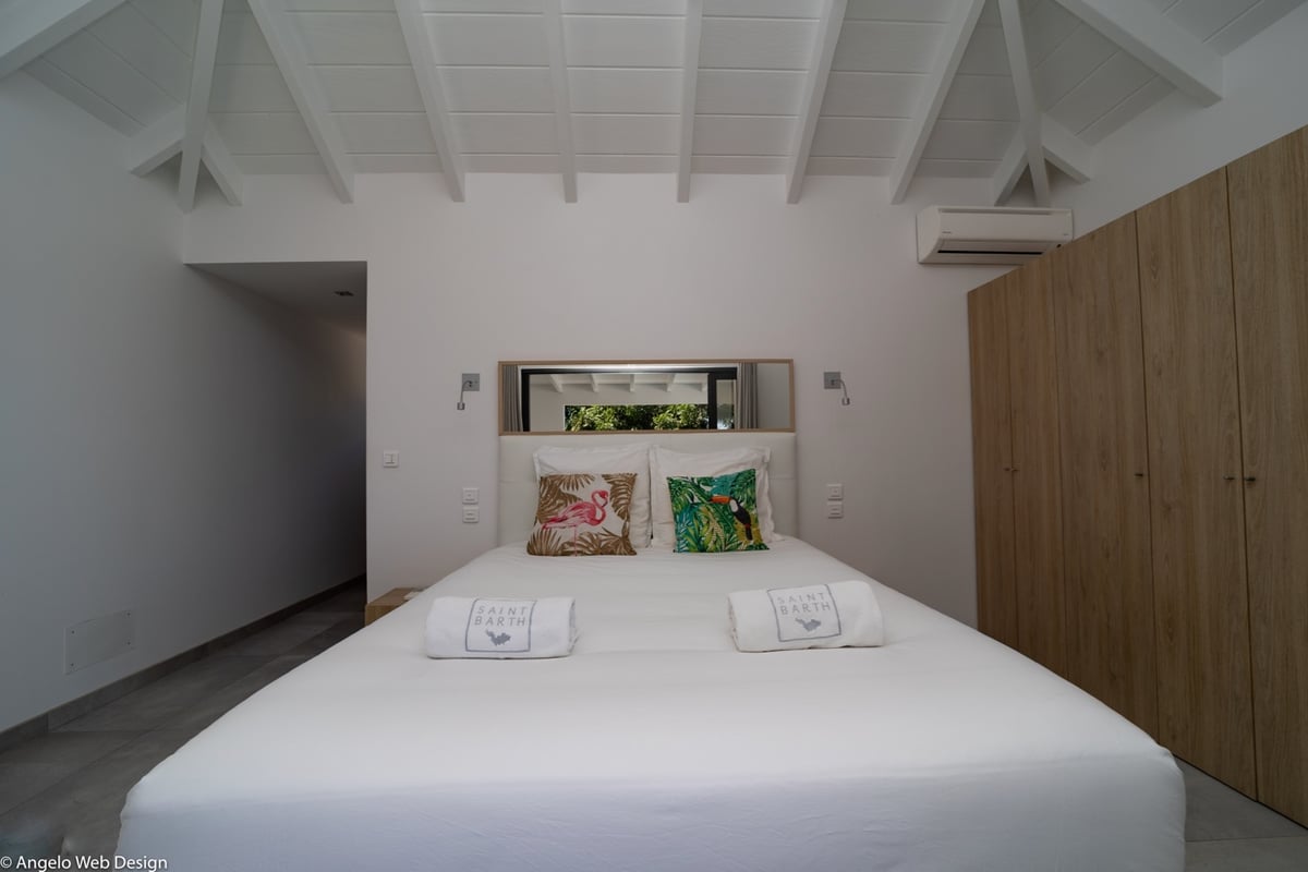 Bedroom 2: Ocean view, queen size bed, air-conditioning, WIFI. Opens onto the front terrace by the p - Image 18