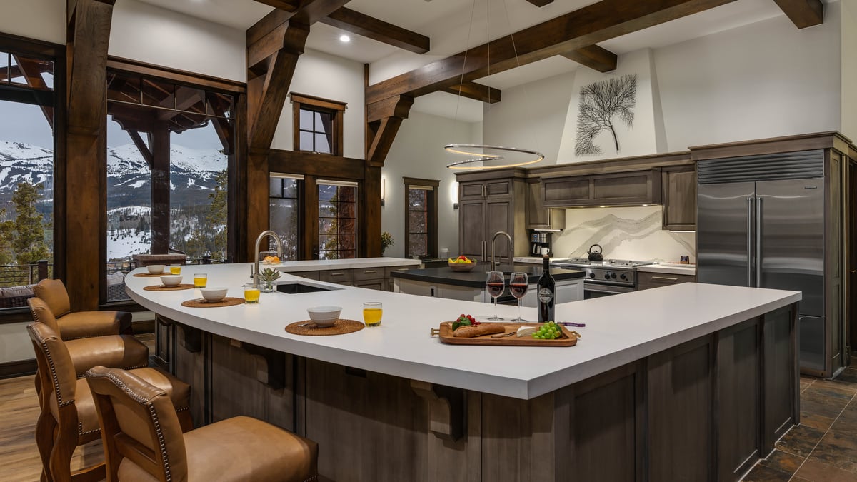 Gourmet kitchen with breakfast bar seating - Image 10