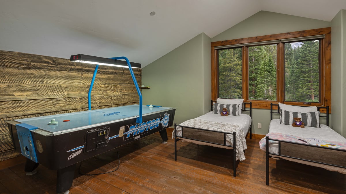 Twin x4 bedroom with air hockey table; upper loft - Image 30