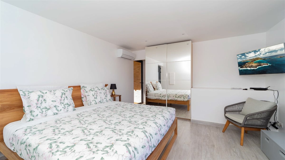 Bedroom: On the lower level. King size bed, air conditioning, HD-TV, Apple TV, safe. Ensuite bathroo - Image 15