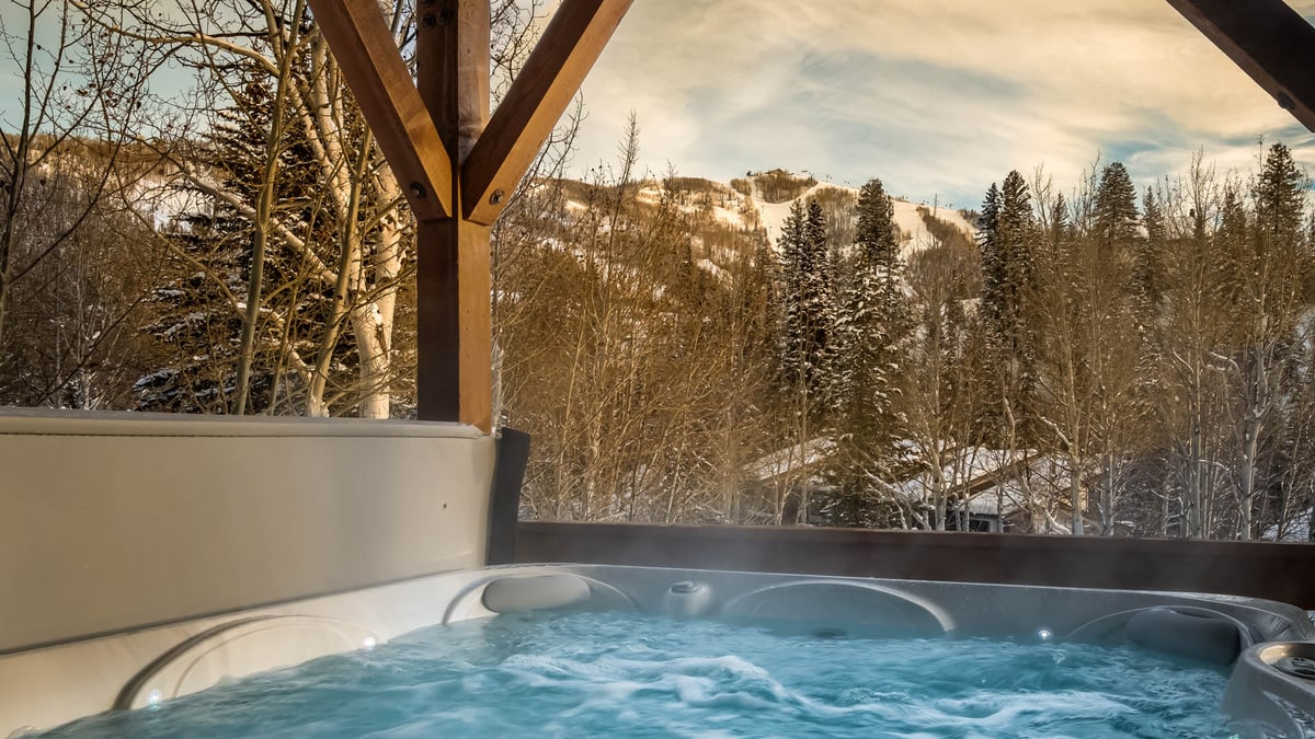 Private hot tub with snowy views - Image 4