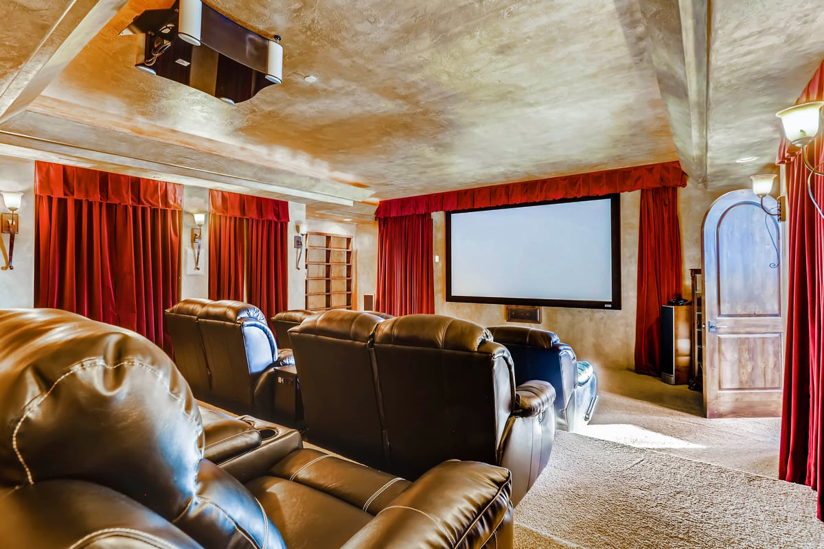 Theatre room with ample plush seating - Image 27