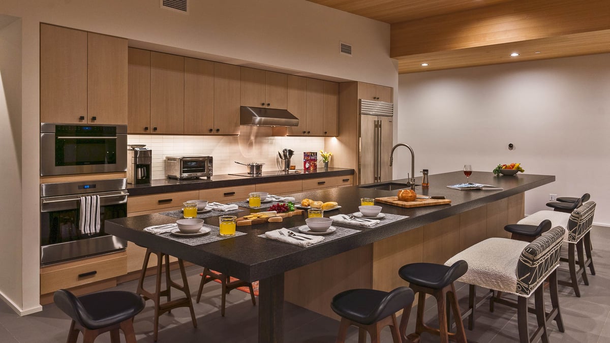 Gourmet kitchen with breakfast bar seating - Image 4