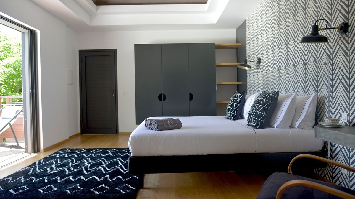 Bedroom 4: King size bed, separable into two single beds, air conditioning, adjoining bathroom, ceil - Image 29