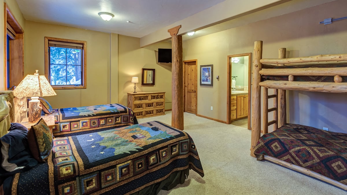 Lower level bedroom with bunk bed and two twin beds, ensuite bathroom - Image 32