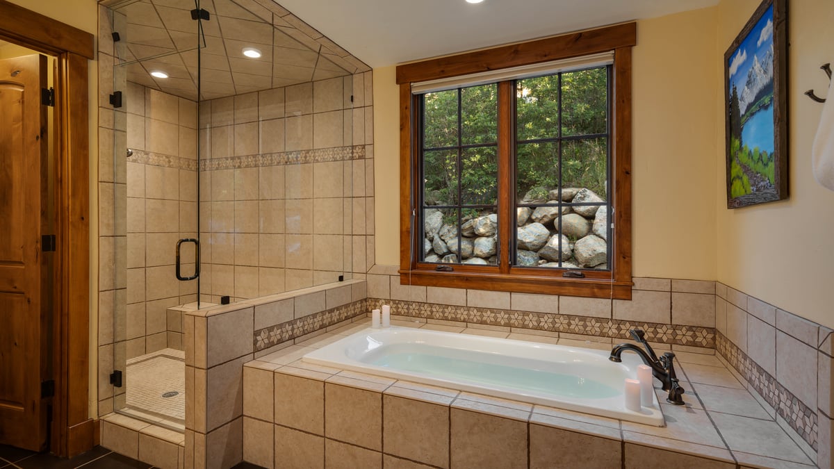 Primary ensuite with soaking tub - Image 18