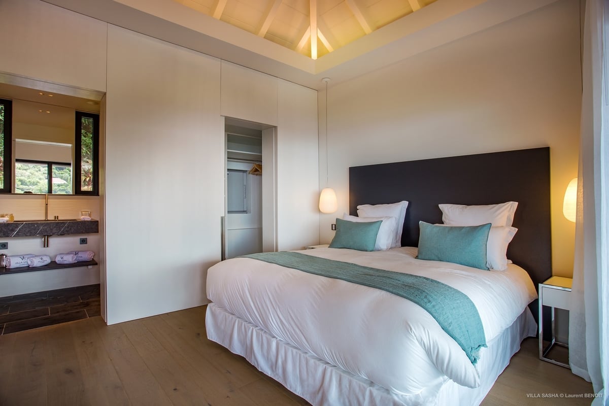 Bedroom 2: Located on the top floor with private terrace and ocean view. King size bed - Image 29