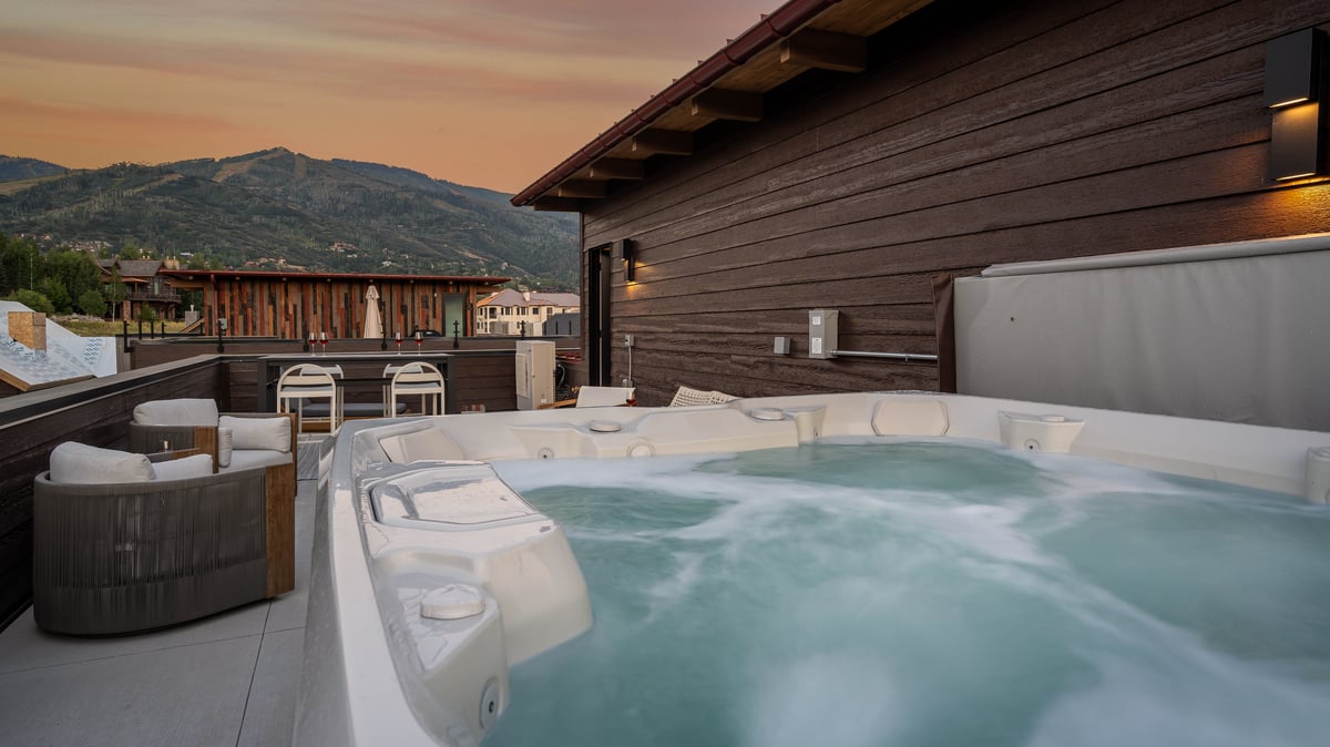 Rooftop patio hot tub facing Steamboat Ski Resort - Image 5