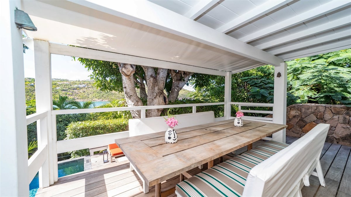 Outdoor Dining Area: Outdoor dining table on the covered terrace.  - Image 19