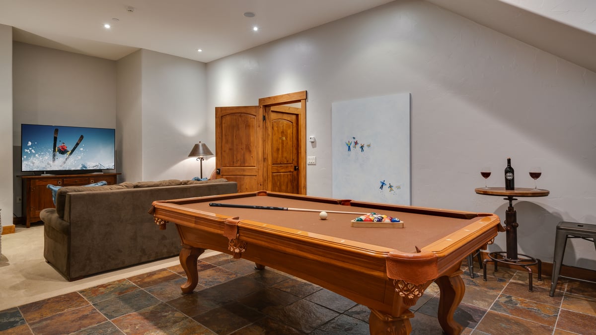 Family room billiards - Image 23
