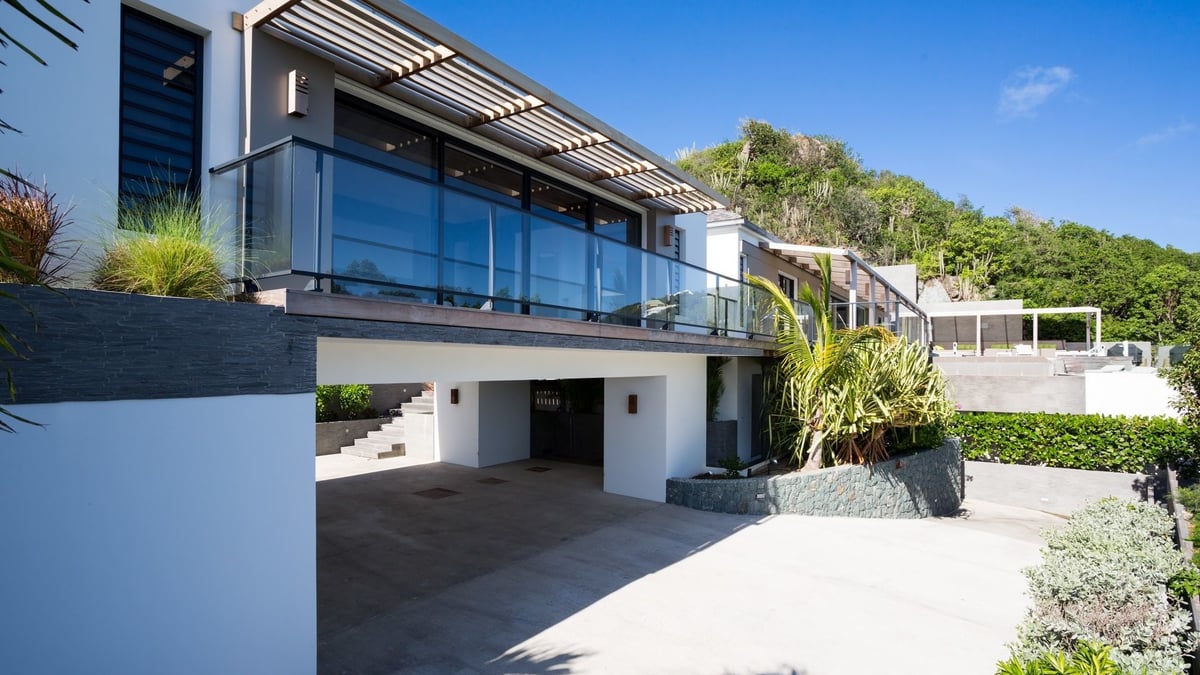 Exteriors: Tropical and lush garden, spectacular ocean views from all parts of the property. - Image 8