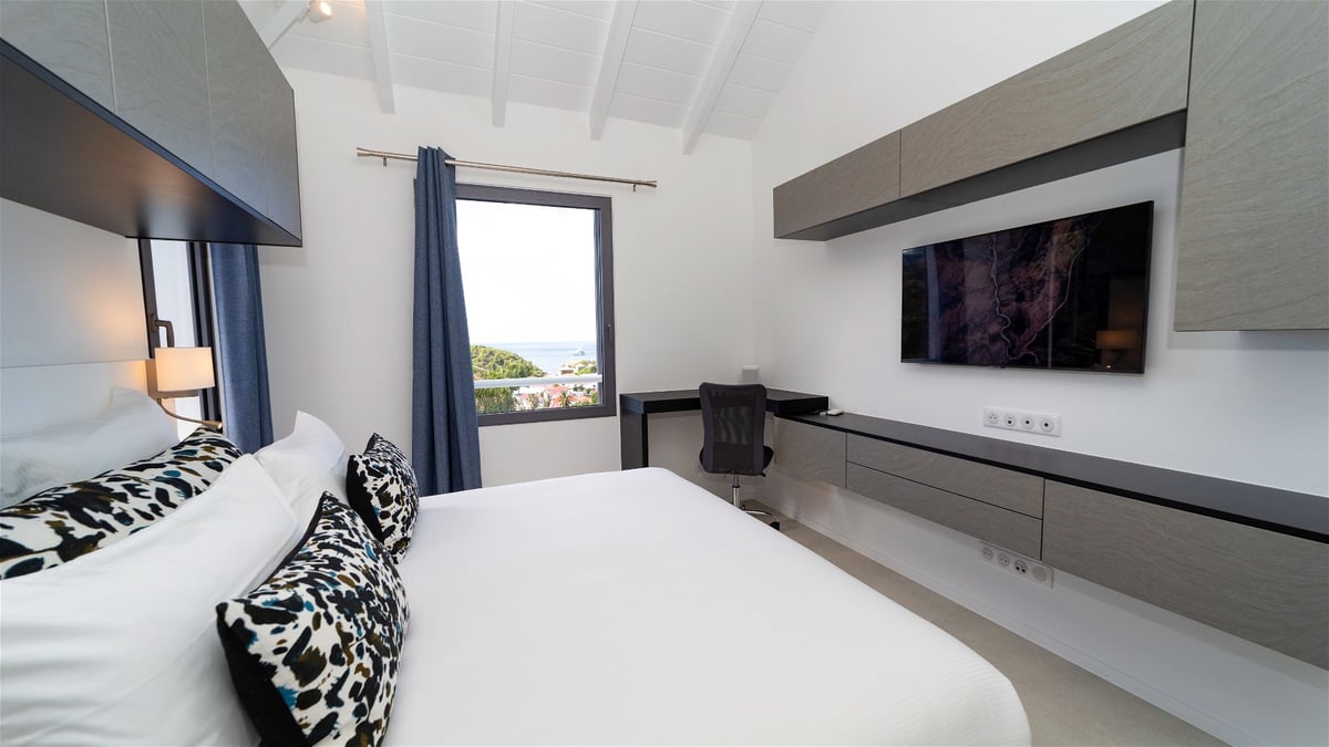 Bedroom 2: King size bed, air conditioning, HD-TV, safe, dressing room. En-suite bathroom, rain show - Image 27