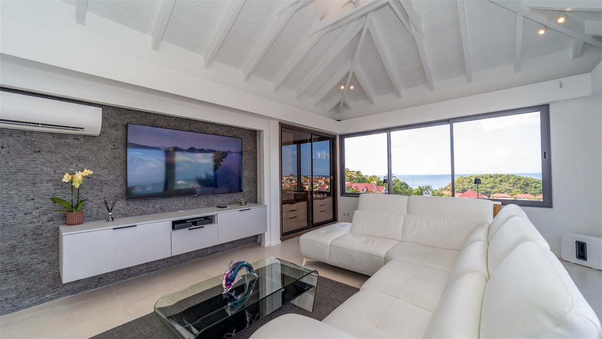 Living Area: Air conditioning, HD-TV, Dish Network. The living room opens onto the terrace.  - Image 10