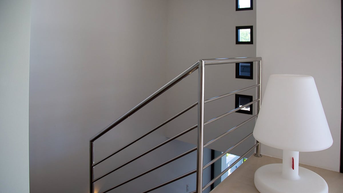 Indoors: indoor stairs for access to the bedrooms.  - Image 41