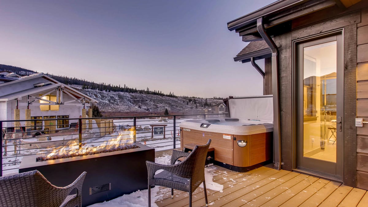 Hot tub and gas fire pit on upper deck - Image 6
