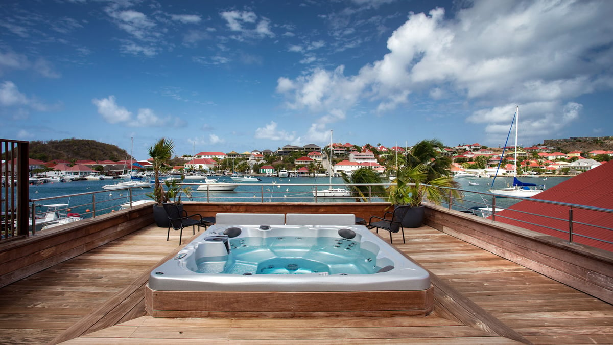 Terrace & Jacuzzi: The covered terrace with a wooden table for three people is the ideal place to be - Image 1