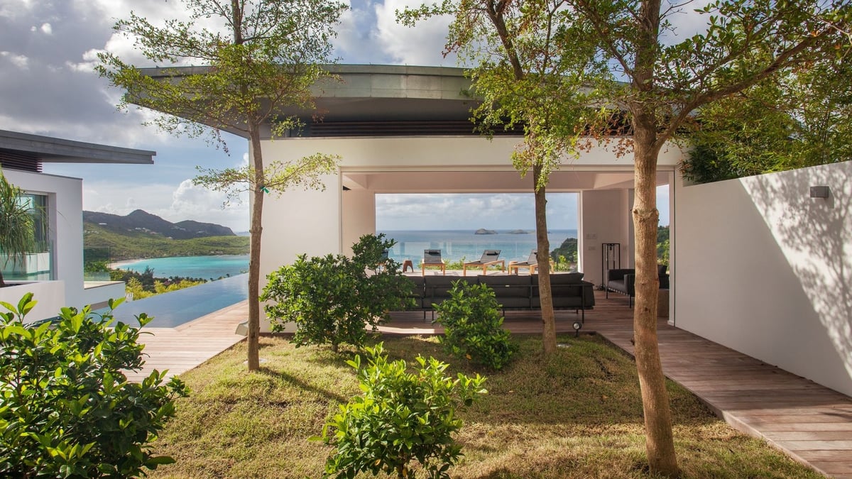 Outdoors: Tropical and lush garden, and dramatic ocean views from every parts of the property - Image 7