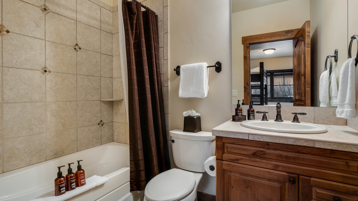 Chalet Beliza - Bunkroom en suite bathroom - Image 44