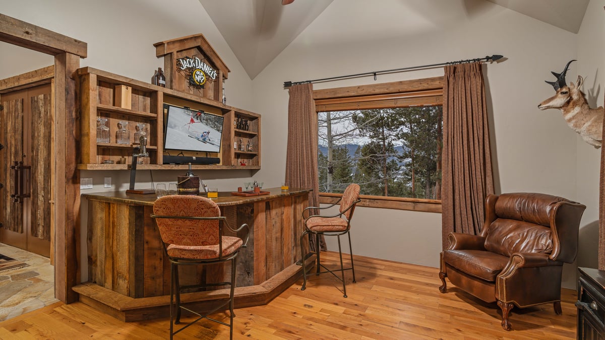 Alpenglow Peaks Lodge