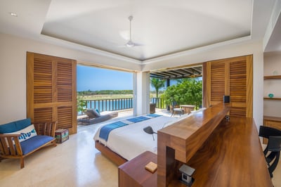 Luxury Villa Photo #30