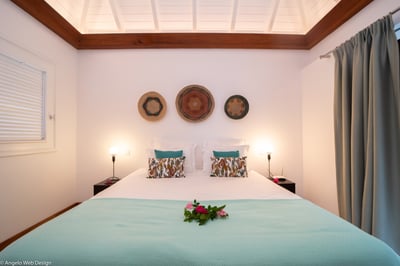 Bedroom 4: View on a little vegetation. Queen size four-poster bed, air conditioning, ceiling fan, m