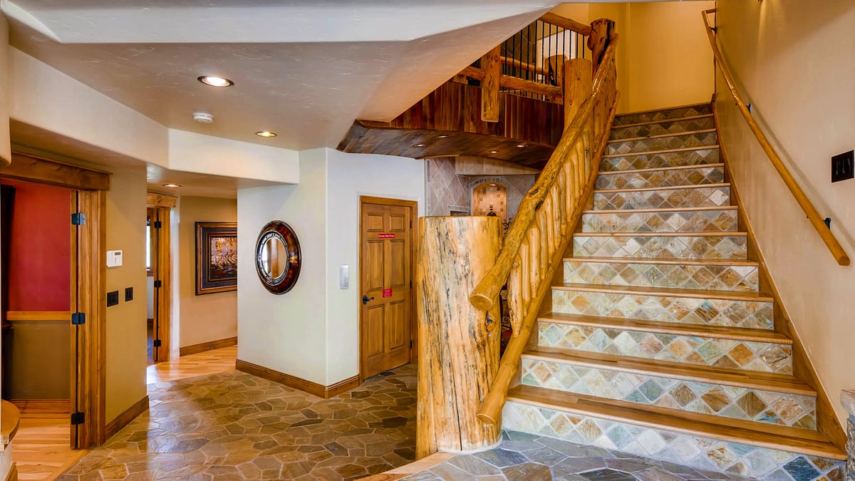 Beautiful staircase - Image 15