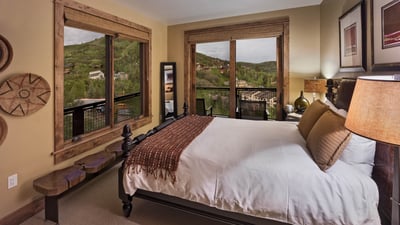 Queen Bedroom	