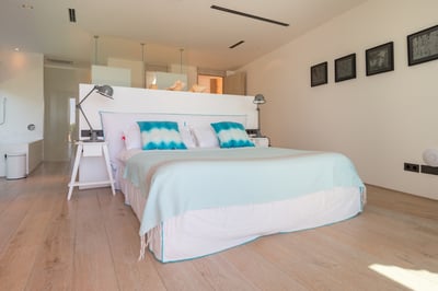 Luxury Villa Photo #16