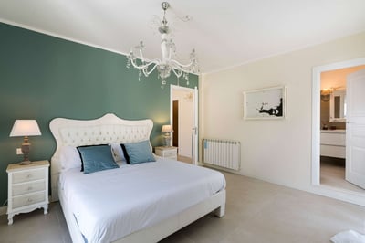 Luxury Villa Photo #32