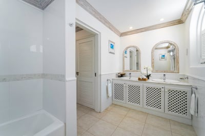 Luxury Villa Photo #7