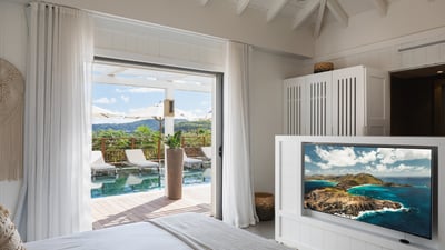 Bedroom 1: King-size Bed, air-conditioning, HD-TV, Apple TV, safe. Ensuite bathroom with double sink