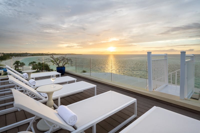 3 BDM Oceanfront Penthouse with Roof Terrace in Windsong Resort