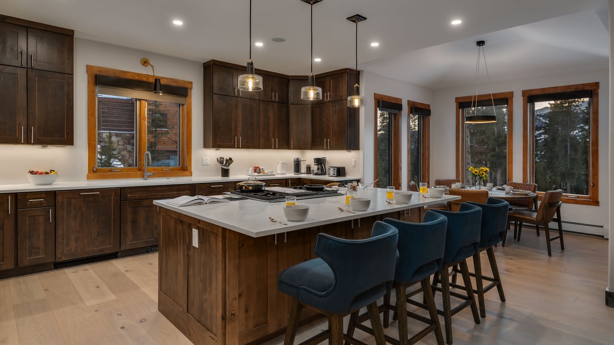 Gourmet kitchen with bar seating - Image 6