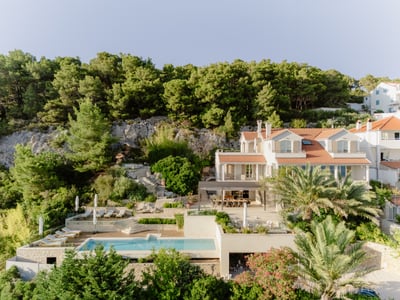 Luxury Villa Photo #6