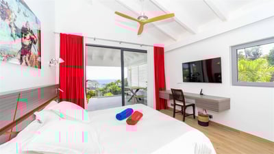 Bedroom 2: On the upper level. King size bed, air conditioning, HD-TV, dressing, safe. Ensuite 