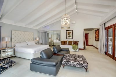 Luxury Villa Photo #33