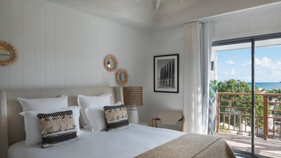 Bedroom 3: King-size Bed, air-conditioning, HD-TV, Apple TV, safe. Ensuite bathroom with double sink