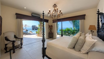 Luxury Villa Photo #32