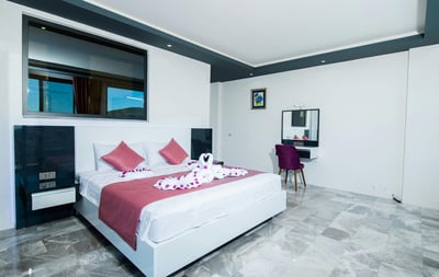 Luxury Villa Photo #18